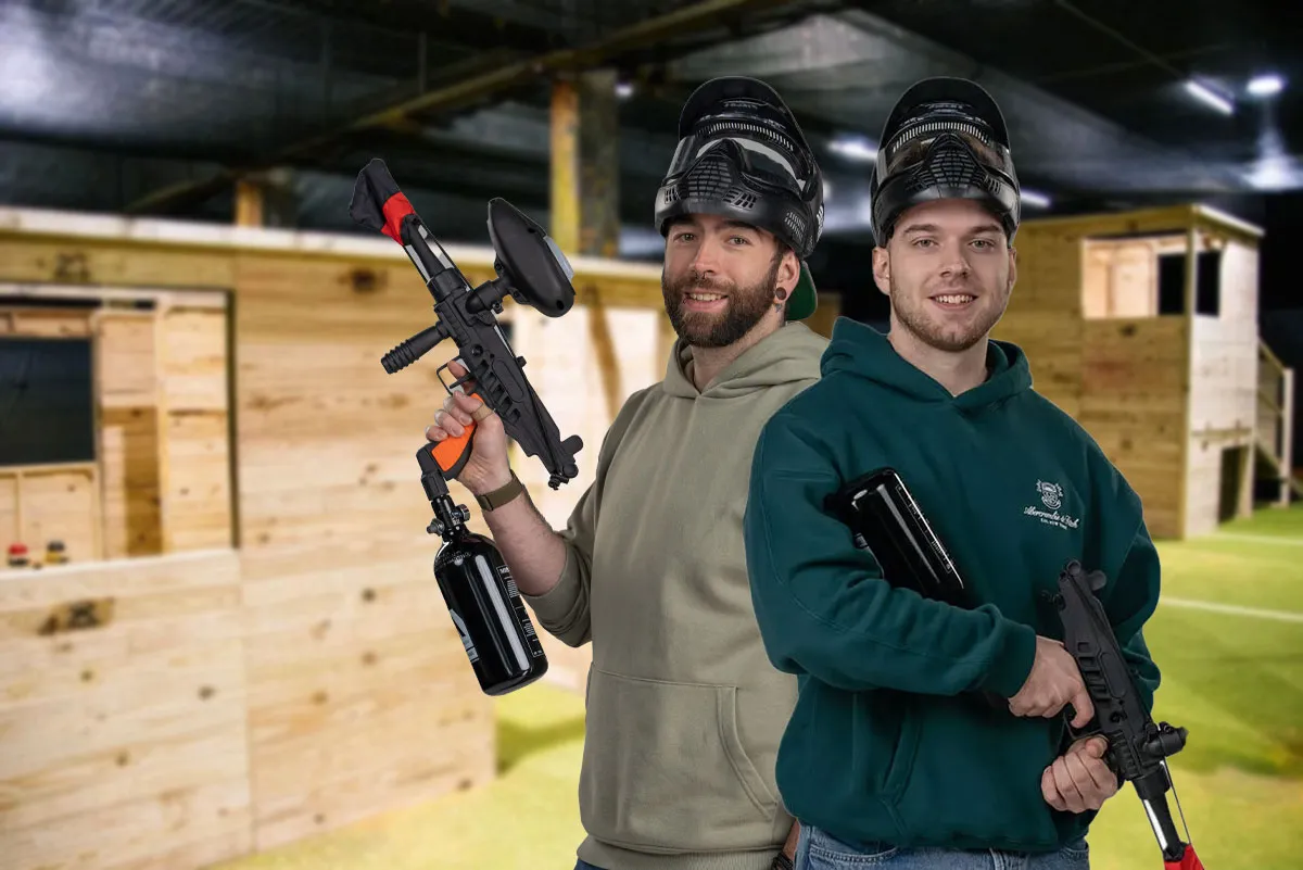 Eine Gruppe von freunden machen ein Selfie in der paintballzone